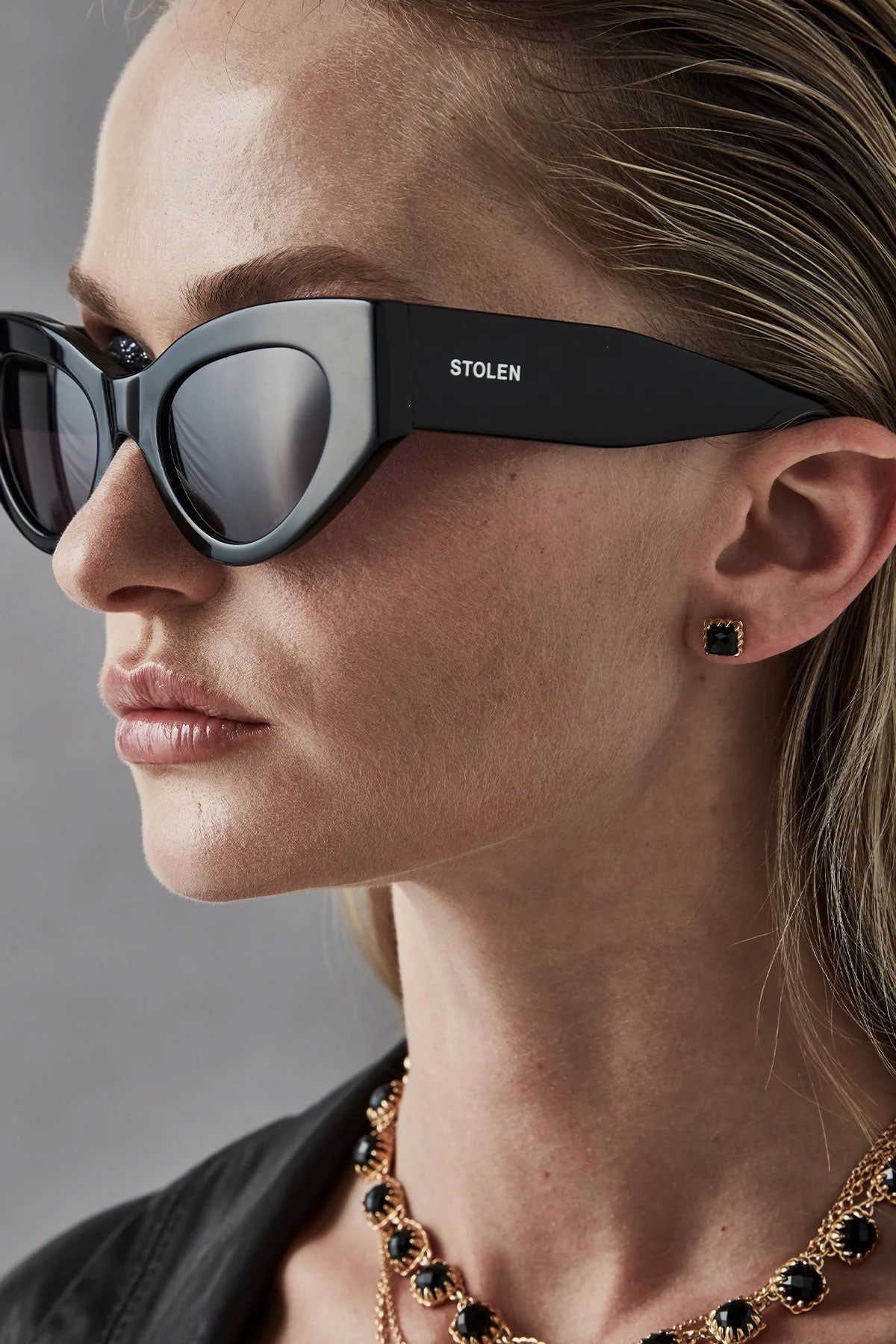 Mini Claw Studs Onyx Gold Plated