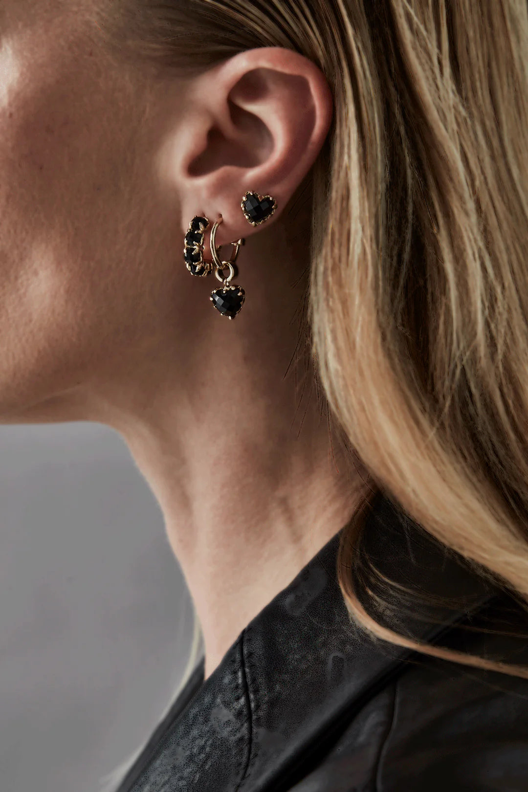 Love Anchor Earrings Onyx - Gold Plated