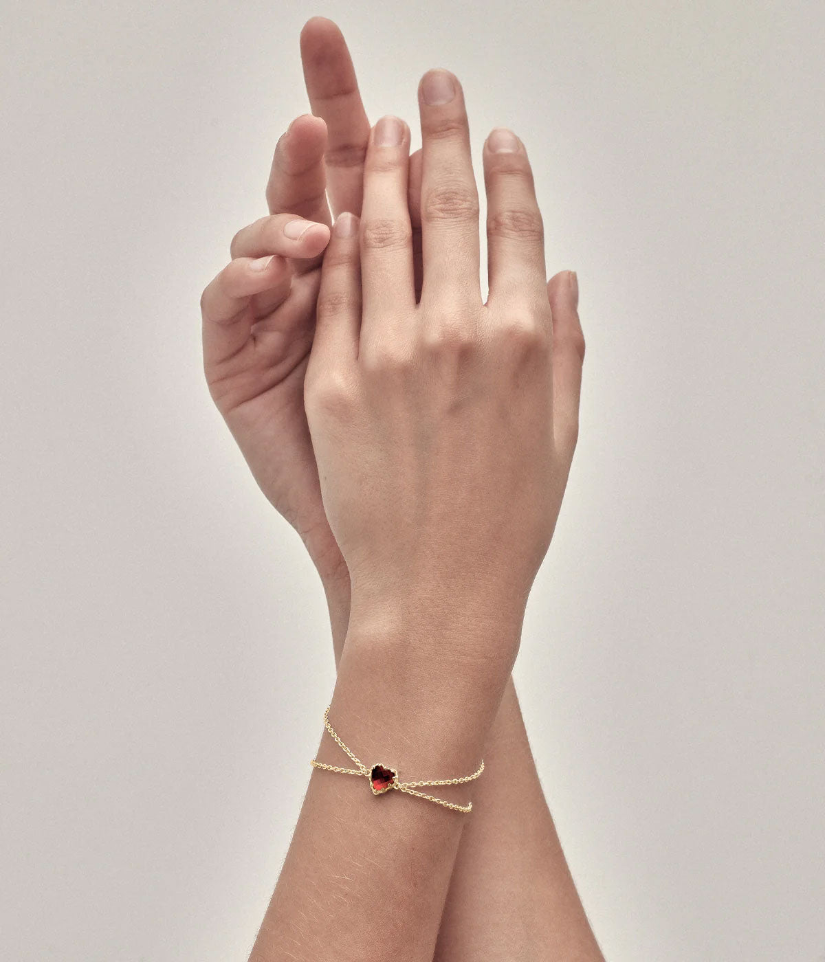 Love Claw Bracelet Garnet - Gold Plated