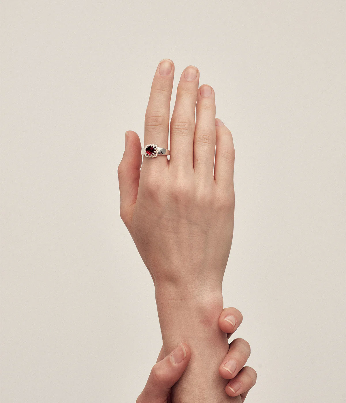 Baby Claw Ring Garnet - Size Q
